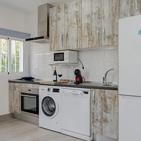 Conchita By Seric,15' Walking To The Βίλα Τορρεμολίνος