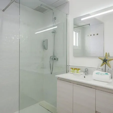 Conchita By Seric,15' Walking To The טורמולינוס