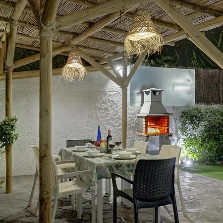 Conchita By Seric,15' Walking To The * Τορρεμολίνος